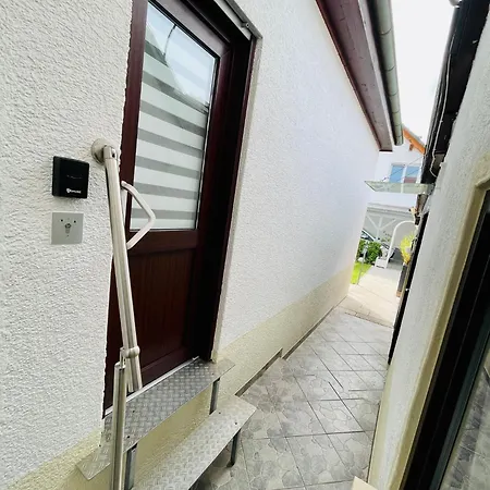 Kleine Ein Mit Gartenanlage Apartment