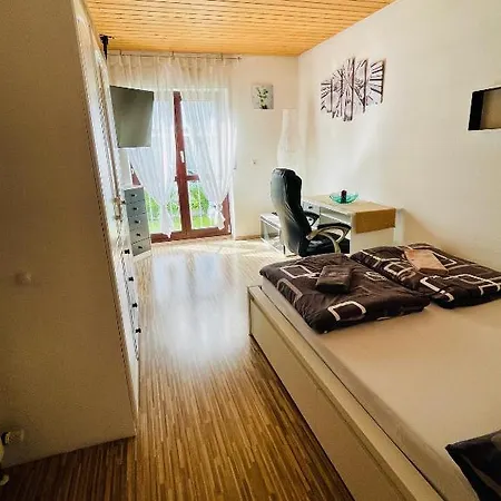 Apartment Kleine Ein Mit Gartenanlage